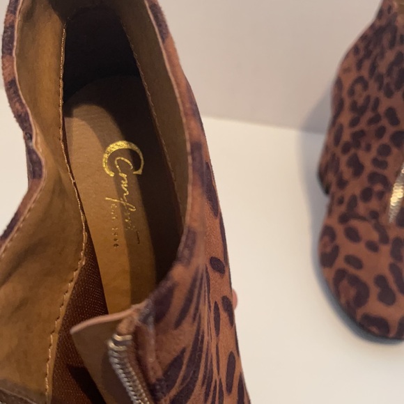 Comfortable All Over Leopard Print Big Block Bootie Heels - Picture 3 of 7